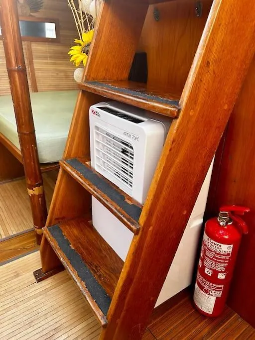 Cozy Boat Hotel In Barcelona & Ac & Wifi & Parking Sant Adria de Besos 0*,  İspanya