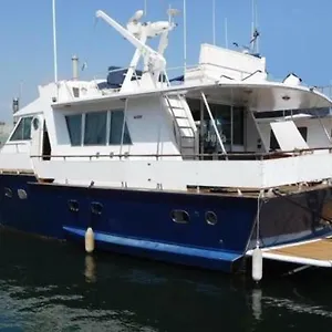 Botel Your Own Private Yacht, Sant Adria de Besos